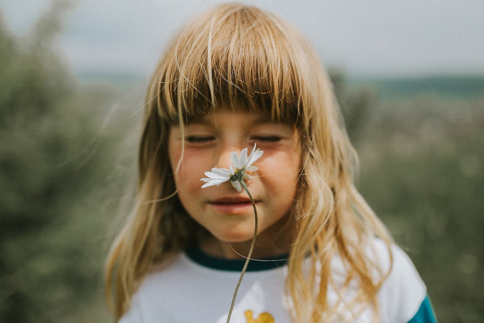 Chơi với cỏ hoa thay vì đồ điện tử