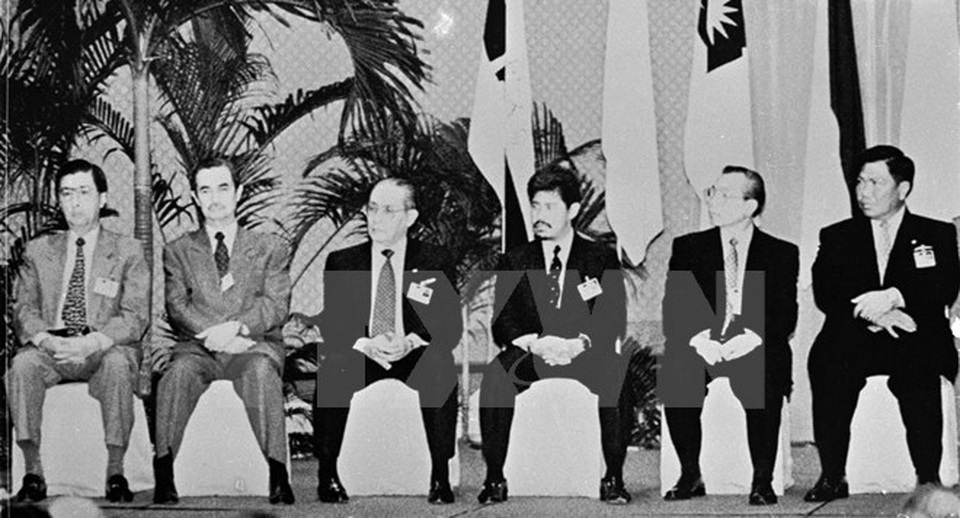 50 năm ngày thành lập ASEAN - những sự kiện đáng nhớ - 9
Bộ trưởng Ngoại giao các nước Philippines, Malaysia, Indonesia, Brunei, Việt Nam và Thái Lan dự Hội nghị Bộ trưởng Ngoại giao ASEAN lần thứ 12 tại Singapore (13/2/1997). (Ảnh: Tư liệu TTXVN)
