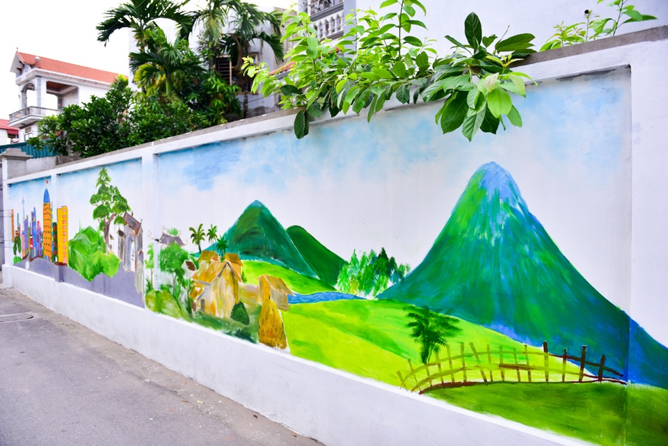 Ngắm "làng bích họa" đẹp mê mẩn ở ngoại thành Hà Nội - 11
Bà Xuân chia sẻ thêm, con đường bích họa là niềm tự hào của người dân nơi đây. Từ bức tường cũ nát, nham nhở quảng cáo, nay đã trở nên sạch đẹp. Theo bà Xuân, mô hình này có thể nhân rộng để thay đổi diện mạo nông thôn.