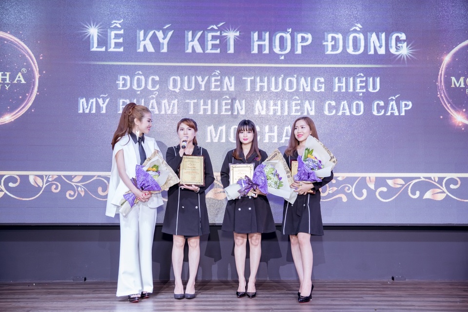 MOCHA ký kết hợp đồng độc quyền với các nhà phân phối - 8 TGĐ. Bùi Thị Thu Hà trao tặng bảng vàng chứng nhận cho 3 nhà phân phối mới