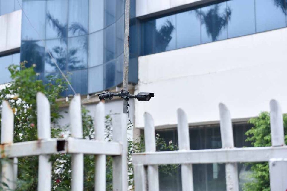 Bệnh viện 5 sao bỏ hoang trên "đất vàng" ở Hà Nội - 8
Xung quanh toà nhà có gắn nhiều camera giám sát cho thấy dáng dấp của một bệnh viện hiện đại.
