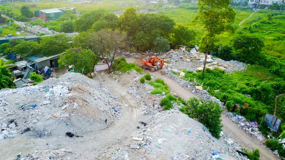 Hà Nội: Đống rác thải khổng lồ xuất hiện gần khu dân cư - 7
Một số lều lán được dựng lên cùng 2-3 chiếc xe tải túc trực để phục vụ hoạt động đổ rác, phế thải.
