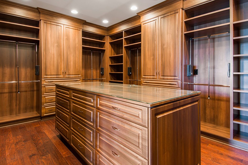 Choáng ngợp với biệt thự cổ nằm giữa vườn nho có giá tới 284 tỷ - 9 Phòng để quần áo với nội thất gỗ sang trọng, có thể thay đồ luôn bên trong.