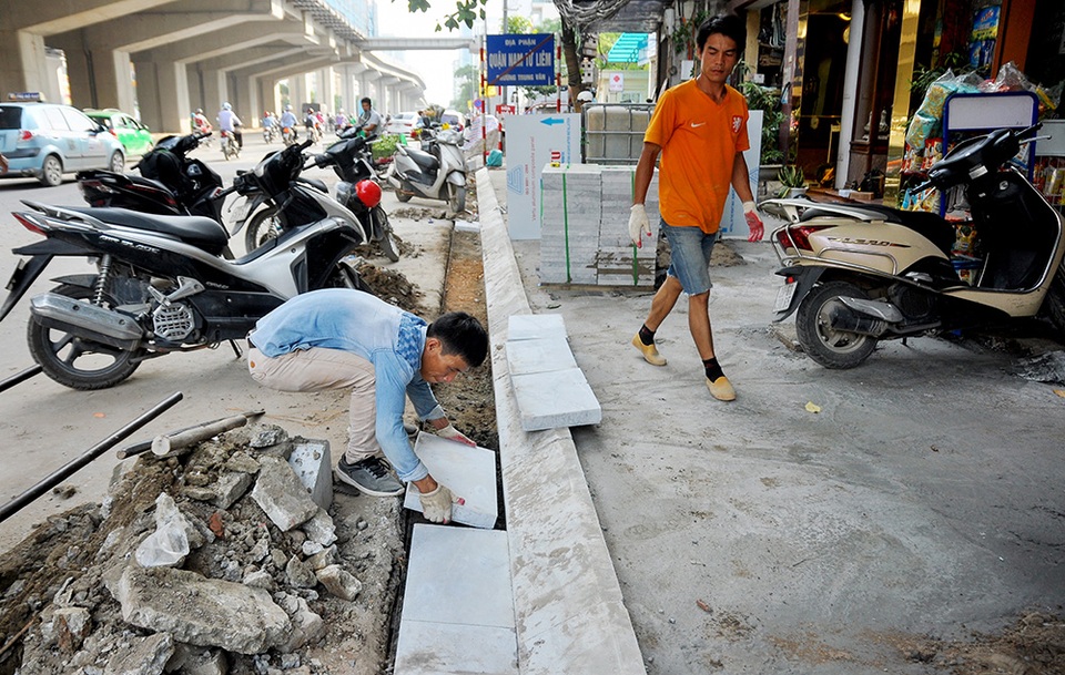 Hà Nội lát vỉa hè bằng đá truyền thống tuổi thọ 70 năm - 7
Cùng với việc lát đá, vỉa hè cũng được thiết kế các vị trí hạ hè dành cho người khuyết tật; trên vỉa hè trồng cây đúng chủng loại cây xanh đô thị như lát hoa, giáng hương, bằng lăng…