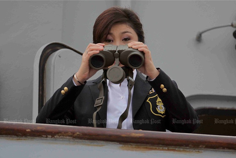 Yingluck Shinawatra: Người liên tục khiến chính trường Thái Lan "dậy sóng" - 9
Bà Yingluck theo dõi một bài tập của Hải quân Hoàng gia Thái Lan tại Căn cứ hải quân Sattahip (Chon Buri, Thái Lan) ngày 3/4/2012. Ảnh: Bangkok Post