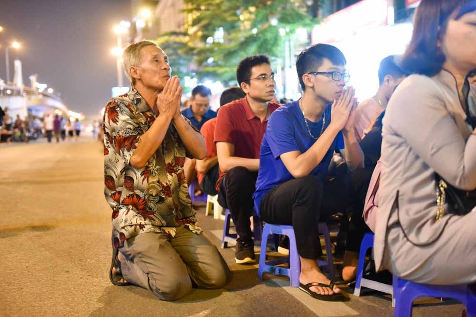 Hà Nội: Hàng nghìn người ngồi kín lòng đường dự lễ Vu Lan - 7
Người đàn ông quỳ dưới lòng đường, chắp tay hướng về phía chùa hành lễ.