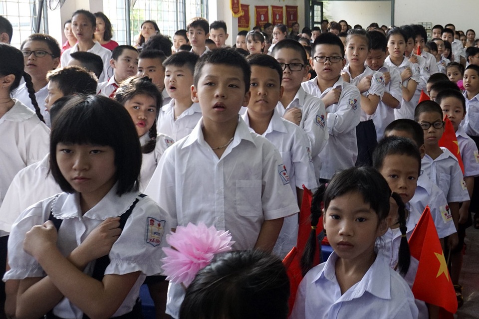 Lễ khai giảng đặc biệt ở ngôi trường hát Quốc ca bằng tay - 9
Các học sinh khiếm thính hát Quốc ca trong lễ chào cờ bằng cử chỉ của đôi bàn tay.
