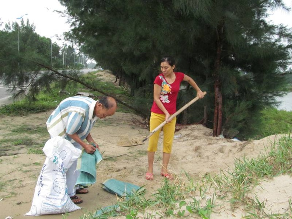 Miền Trung bắt đầu mưa, dân hối hả chạy "siêu bão" - 17 Người dân chuẩn bị các bao cát để chặn mái nhà.