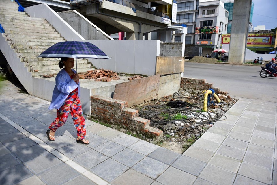 Nhiều rác thải xuất hiện dưới đường sắt trên cao Cát Linh - Hà Đông - 7 
Cáp điện nhằng nhịt trước một lối dẫn lên nhà ga đường sắt trên cao.