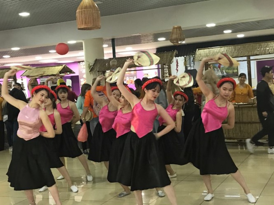 Rực rỡ Festival thức ăn đường phố Việt tại Nga - 9
Các nghệ sĩ và các cây văn nghệ của cộng đồng người Việt ở Mátxcơva cũng biểu diễn rất nhiệt tình.