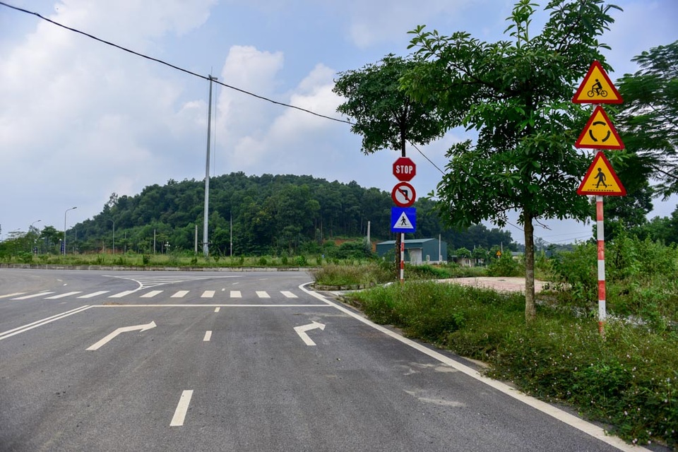 Toàn cảnh công trình khu đô thị đại học hơn 7 nghìn tỷ tại Hà Nội - 8
Bên cạnh các công trình “tiên phong”, hạ tầng giao thông trong khu vực cũng bước đầu được triển khai, một số tuyến đường đã làm xong.