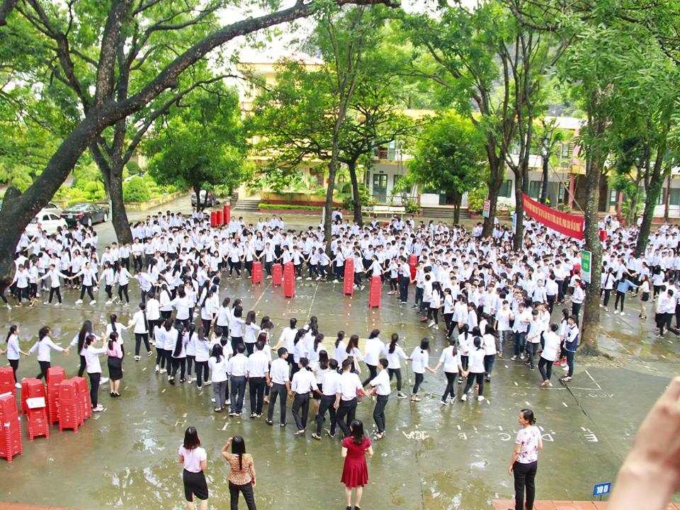 Xúc động hình ảnh nghìn học sinh bịn rịn chia tay thầy Hiệu trưởng - 8 Xúc động hình ảnh nghìn học sinh bịn rịn chia tay thầy Hiệu trưởng - 8