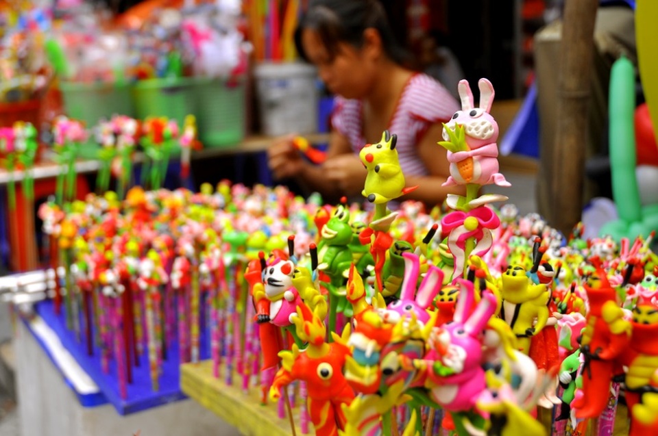 Khu vui chơi trong nhà sẽ thu hút bé với các hoạt động hấp dẫn khác như nặn tò he, tô tượng, làm tranh cát, bể câu cá, khu xếp hình…