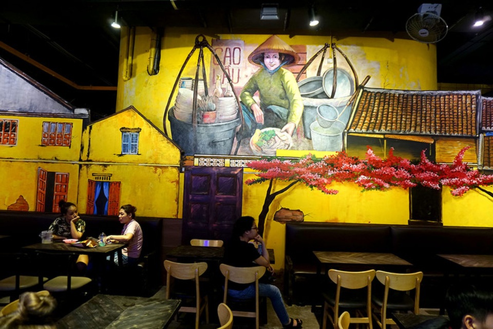 Chợ ngầm dưới lòng đất, giữa trung tâm Sài Gòn - 9 Những bức vẽ đường phố đặc trưng của Việt Nam bên trong khu chợ.