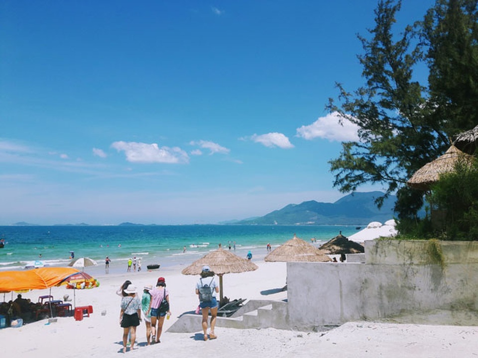 Ở Nha Trang có một bãi biển đẹp "thần sầu", chẳng kém gì Hawai - 3 Qua một con dốc và vài bậc cầu thang là du khách đã có thể đến bãi biển Dốc Lết