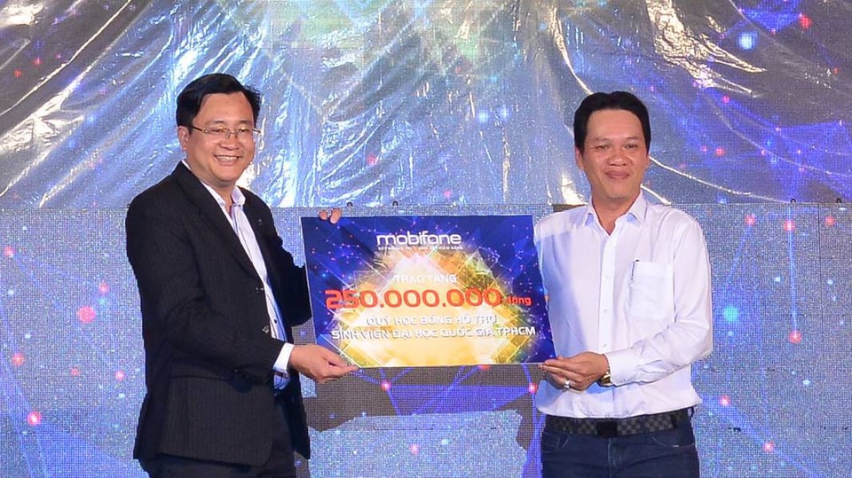 Học sinh, sinh viên "cháy" hết mình trong đêm nhạc của MobiFone tại ĐHQG HCM - 8 Đại diện của MobiFone trao tặng 250 triệu đồng cho quỹ hỗ trợ sinh viên Đại học Quốc gia TP.HCM