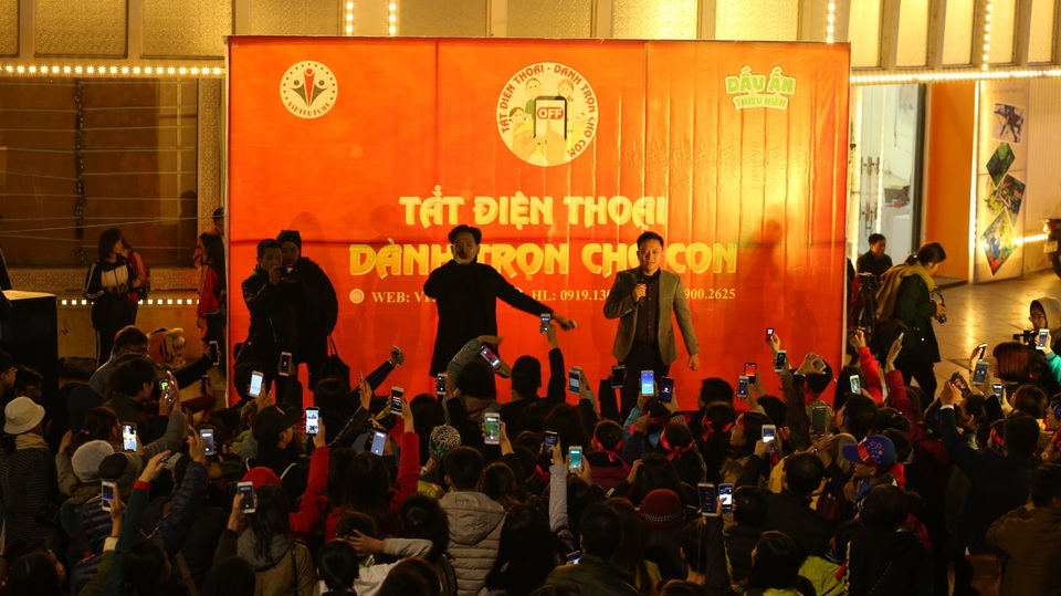 Cứu vãn một “thế hệ cúi đầu” - Cha mẹ có hành động? - 8 Cùng nhau tắt điện thoại để dành trọn thời gian bên con