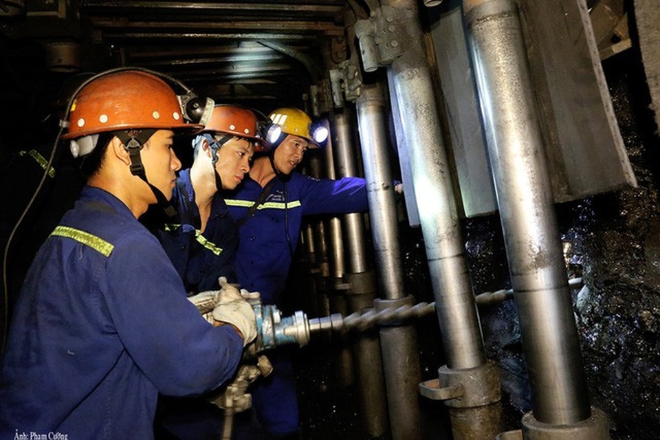 Khoảnh khắc chân thật về cuộc sống của những người thợ mỏ ở Quảng Ninh - 9 Công nhân khoan mìn dưới hầm