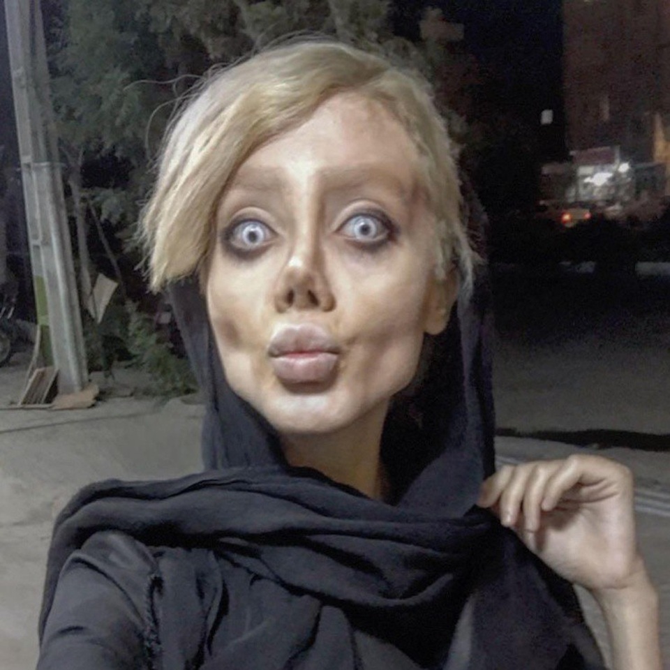 Giật mình ngắm Angelina Jolie phiên bản "zombie" ngoài đời thực - 8 Cư dân mạng đánh giá đây là một quá trình chuyển đổi hết sức cực đoan