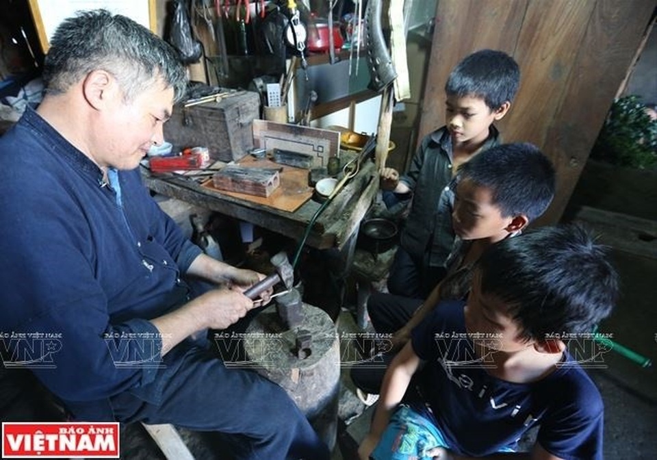 Chân dung người chạm bạc cuối cùng trên đỉnh núi Pờ Lỳ Ngài - 9 Lũ trẻ trong bản đến xem ông Tờ chế tác trang sức bạc.