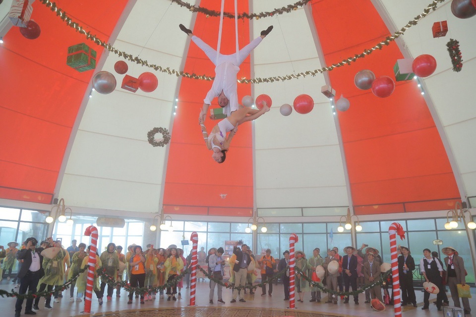 Không chỉ khắc họa mùa đông bằng những gam màu rực rỡ, Lễ hội Mùa đông 2017 còn là “sân khấu” của những tiết mục nghệ thuật lần đầu tiên được trình diễn trên đỉnh Bà Nà. Tiết mục xiếc đu dây này đã khiến du khách say mê đến mức quên hẳn cái lạnh se sắt của Bà Nà mùa đông.