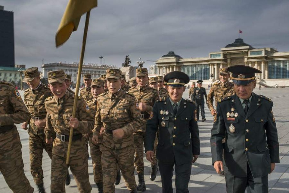 Tiết lộ cuộc sống xa hoa của giới siêu giàu Mông Cổ - 3 Một MC kiêm phóng viên chính trị ở Mông Cổ