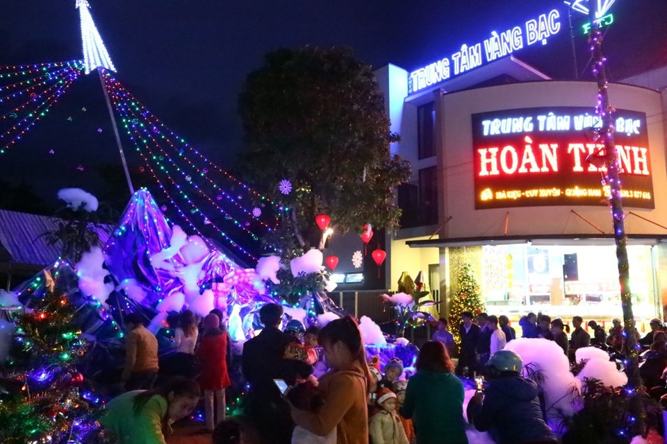 Rộn ràng đêm Noel khắp cả nước - 52
Khách hành hương đến từ khắp nơi chụp ảnh lưu niệm bên các hang đá, cây thông noel…tại giáo xứ Trà Kiệu