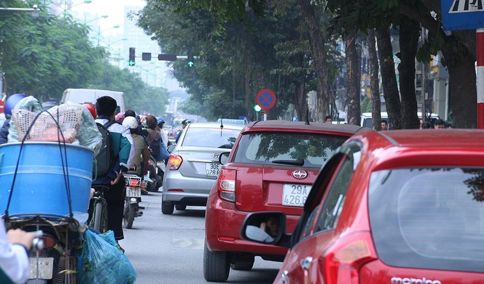 Hà Nội: Nhan nhản ô tô dừng đỗ trái phép dọc tuyến buýt nhanh BRT - 10 Nhan nhản ô tô đỗ trái phép trên phố Láng Hạ.
