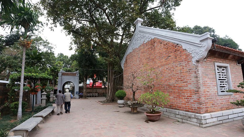 Văn Miếu - Quốc Tử Giám được phủ vôi xám thay màu tường xưa cũ - 9 Những đường bo của mái nhà cũng được phủ màu.