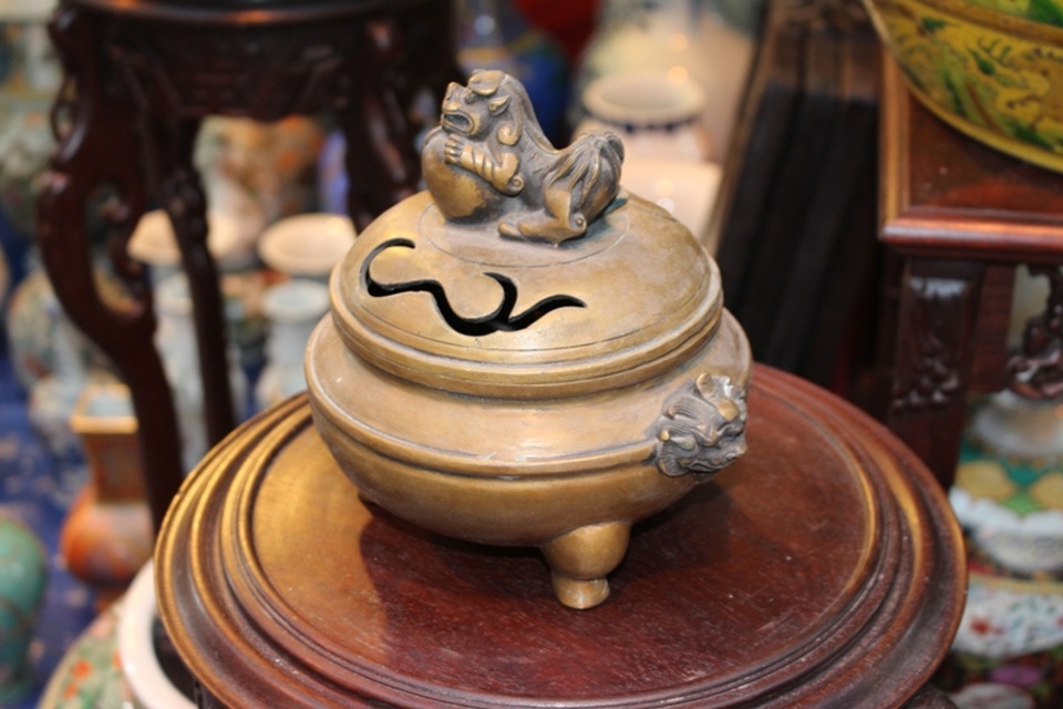 Chiêm ngưỡng gà gỗ quý hiếm giá bạc triệu ở chợ đồ cổ - 9 Chiêm ngưỡng gà gỗ quý hiếm giá bạc triệu ở chợ đồ cổ - 9