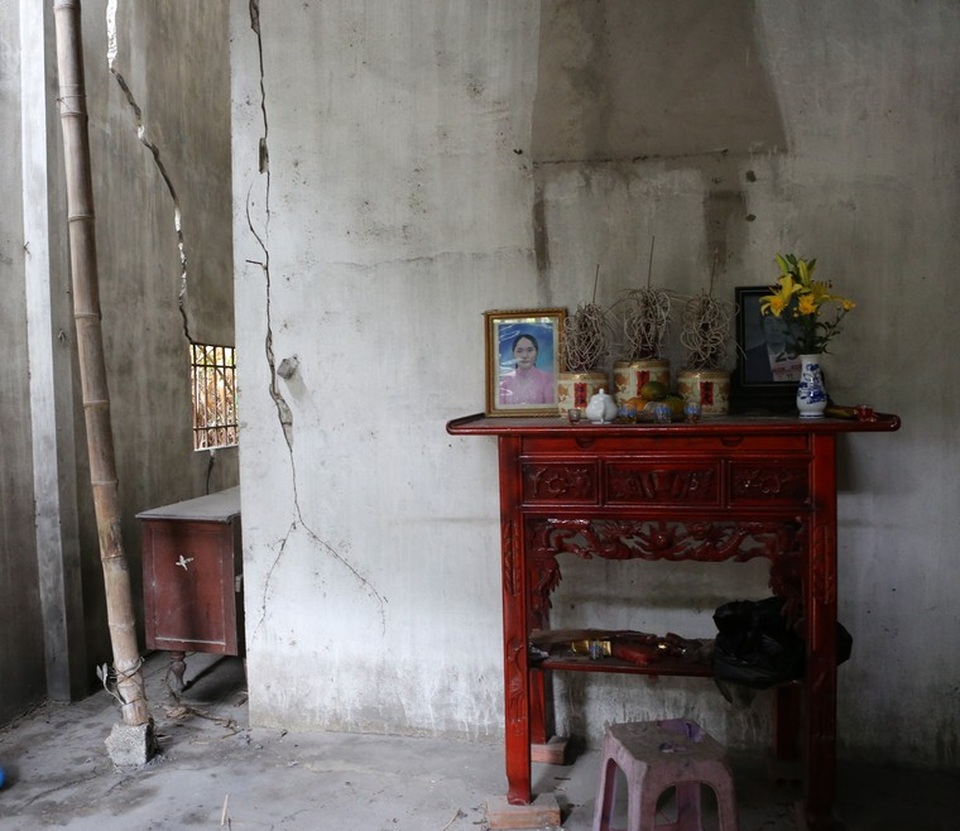 Quảng Ninh: Hơn 1000 hộ dân phải sống bên "hố tử thần" vì nạn khai thác than thổ phỉ - 9
Nhà lún vẫn phải dành chỗ thờ cúng tổ tiên trong tường nứt hiểm nguy.