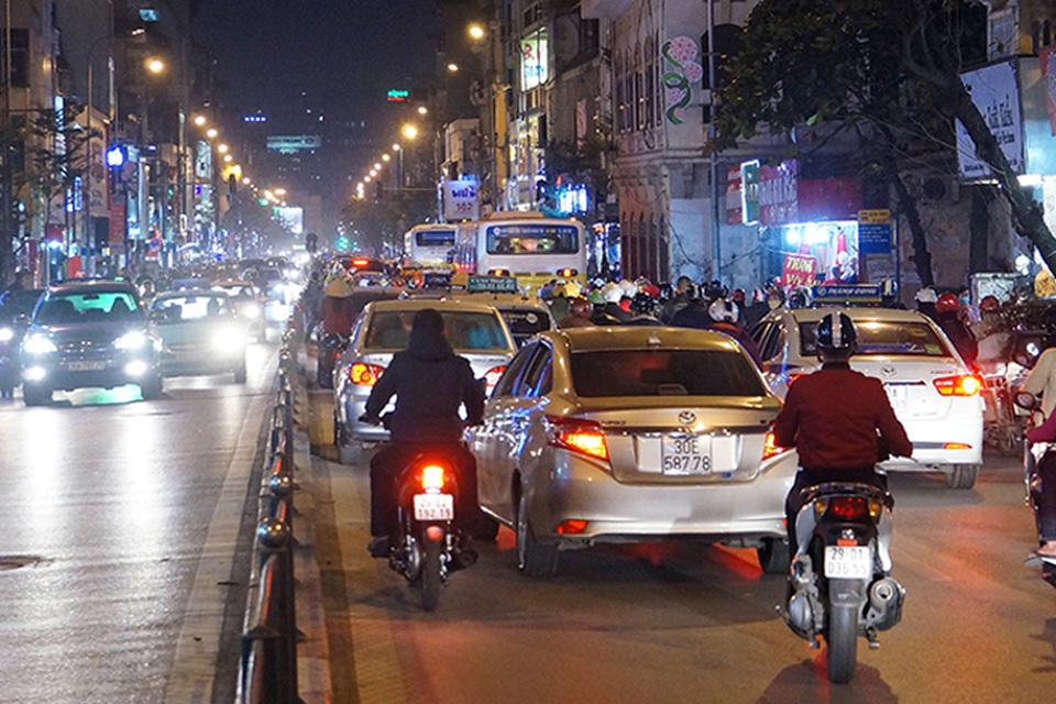 Cận Tết, giao thông khắp Hà Nội “căng như dây đàn” - 12
Phố Tôn Đức Thắng cũng là tuyến đường thường xuyên ùn tắc, thời điểm giáp Tết lưu thông qua đây càng khó khăn hơn.