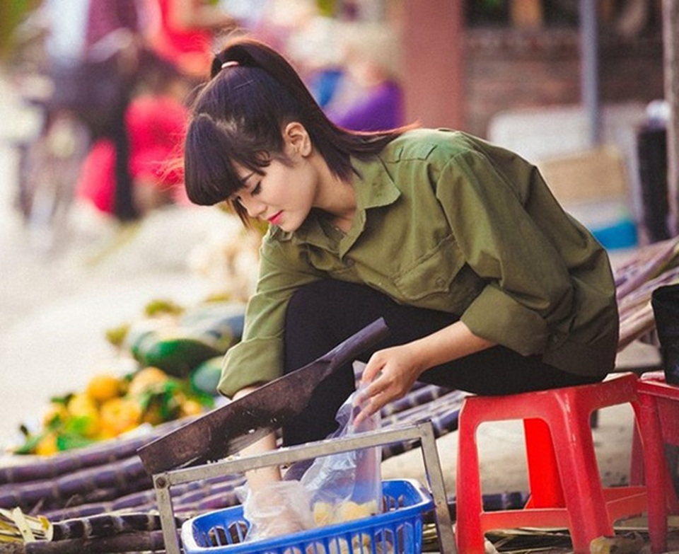 5 cô gái bán rau, bán thịt "gây bão" mạng vì quá xinh đẹp - 10
Cuối năm 2015, dân mạng được một phen xôn xao trước loạt hình ảnh chụp cô nàng bán mía xinh đẹp ở Hải Dương.