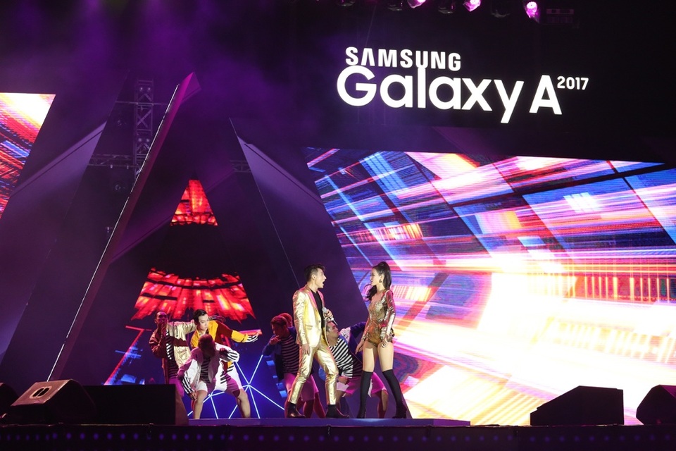 Sân khấu ra mắt Galaxy A 2017 cũng là lần đầu tiên khán giả được lắng nghe bản mashup Bad Boy – Bống Bống Bang Bang – Hai Cô Tiên do Đông Nhi và ISSAC thể hiện.