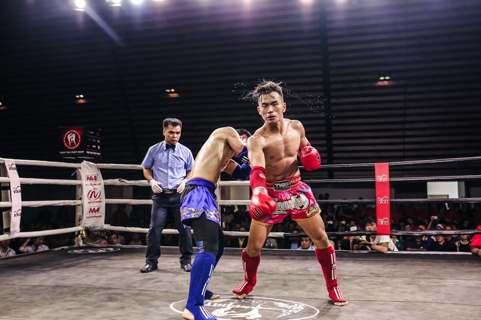 Leo Shoji là một võ sĩ người Canada gốc Nhật, từng dành HCĐ giải Muay nghiệp dư thế giới, anh từng được biết đến với phong cách thi đấu toàn diện, kỹ năng striking tốt. Leo từng thượng đài ở đấu trường K1 nổi tiếng với sự khốc liệt, ngoài Muay Thái, Leo từng tham gia tập luyện Kickboxing và hiện đang là một võ sĩ MMA.