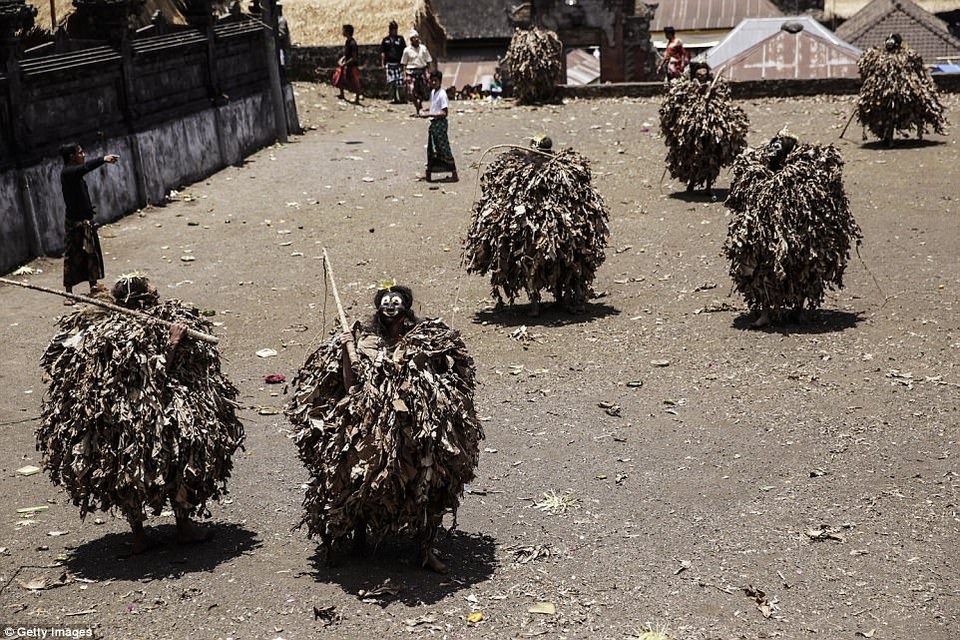 Kinh dị ngôi làng để xác chết thối rữa dưới gốc cây - 9