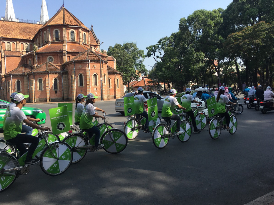 Với thông điệp “Đường sạch phố xanh, cuộc sống an lành”, bên cạnh việc tài trợ 100 thùng rác thông minh cho Thành Phố HCM, Bridgestone Việt Nam còn tổ chức ngày hội đạp xe để kêu gọi người dân và thế hệ trẻ cùng hành động, chung tay bảo vệ môi trường xanh-sạch-đẹp.