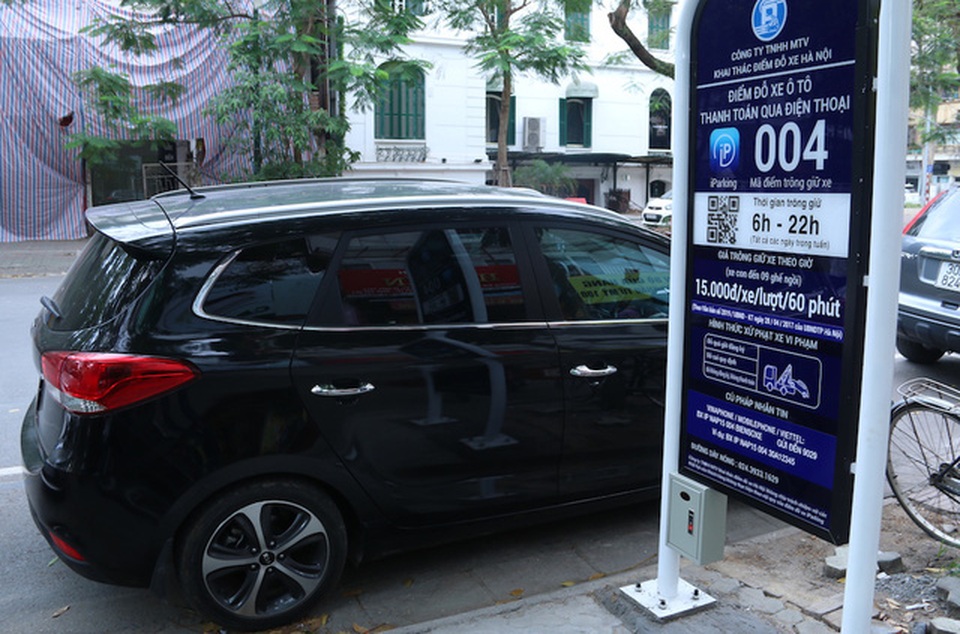 Hà Nội: Người dân lúng túng khi sử dụng công nghệ đỗ xe thông minh - 10
Sau khi khách hàng lấy xe, nhân viên nhập liệu trên máy tính bảng và lập tức phiếu gửi được in ra. Trong phiếu ghi rõ số giờ gửi và số tiền thanh toán, tương ứng với đó là số tiền được tự động trừ trong tài khoản điện thoại khách hàng.