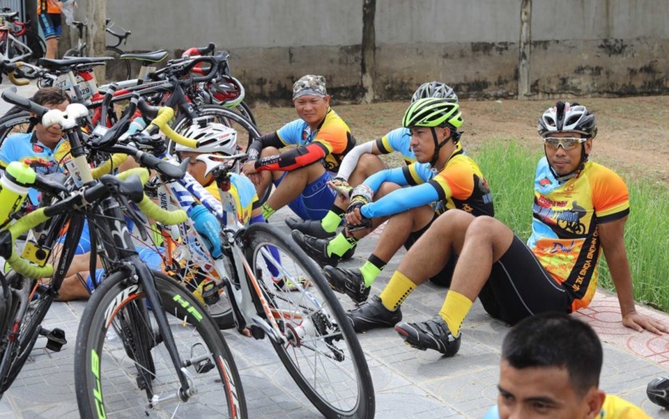 Trong lúc chờ BTC làm việc với cơ quan chức năng, các tay đua ngồi tụ thành nhóm, hoặc tranh thủ nằm ngả lưng.