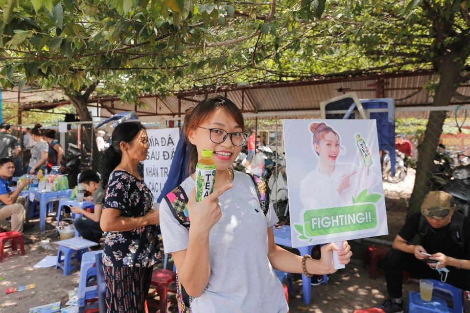 Chùm ảnh: Nhìn lại hành trình vượt vũ môn của các thí sinh THPT 2017 - 6 Giờ nghỉ giữa các môn thi, nhiều thí sinh được tiếp sức bởi TEA+ Matcha để giảm căng thẳng, chuẩn bị tinh thần cho môn thi kế tiếp.