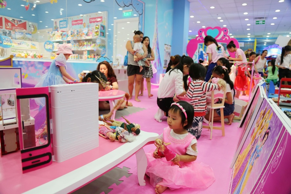 Bé đang quan sát tỉ mỉ các nàng búp bê.