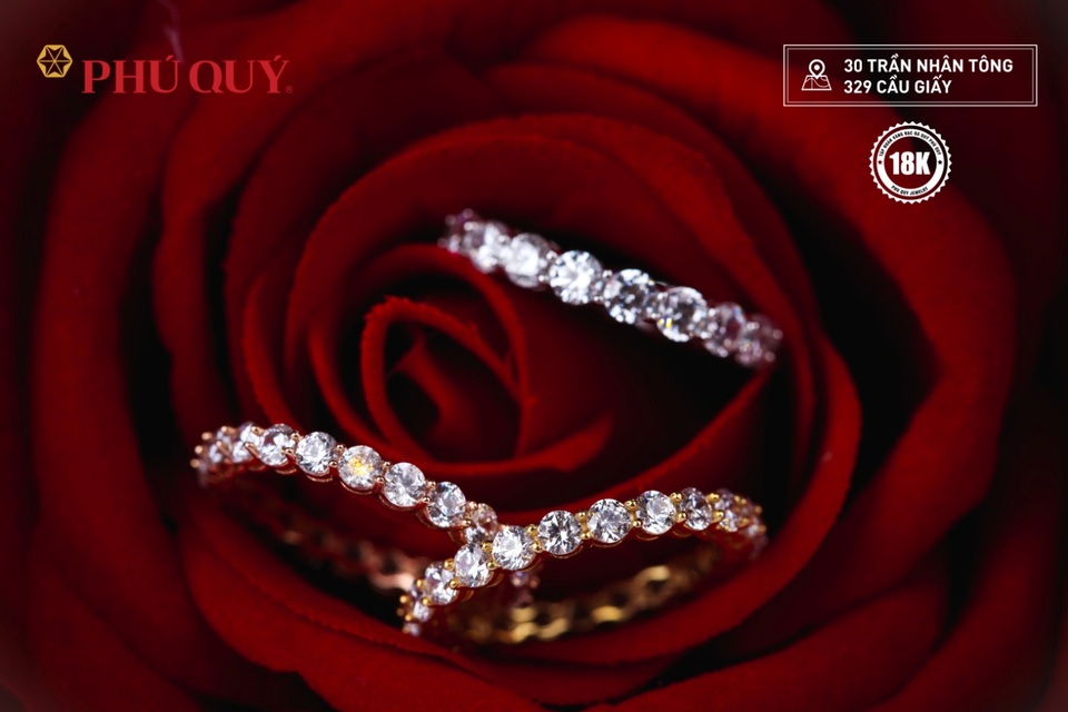 Những món trang sức mà các bạn gái "không thể quên" khi đi du lịch - 9 Bạn có thể chọn cách đeo một chiếc hoặc kết hợp nhiều kiểu nhẫn lại với nhau để tô điểm cho bàn tay thêm phong cách