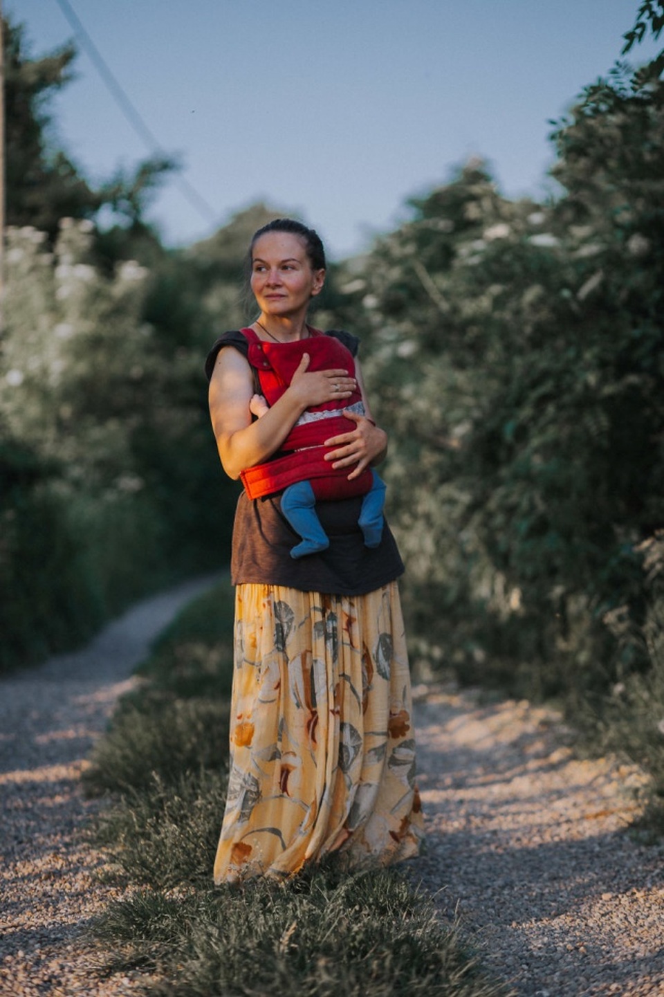 Mẹ ấp con trước ngực dịu dàng