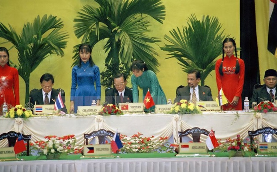 50 năm ngày thành lập ASEAN - những sự kiện đáng nhớ - 10
Thủ tướng Phan Văn Khải ký Tuyên bố Hà Nội tại Hội nghị Cấp cao ASEAN lần thứ 6, tổ chức tại Hà Nội (15-16/12/1998). (Ảnh: Minh Điền/TTXVN)