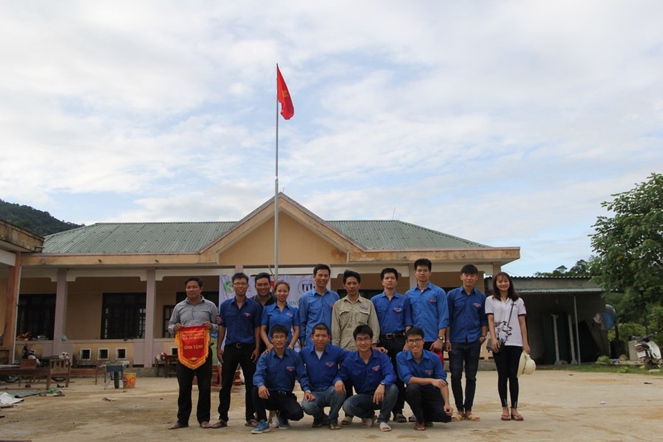 DHS Việt tại Nga về nước xây công trình phụ, tu bổ trường học ở bản Rào Con - 9 
Đoàn nguyện kết hợp với đoàn xã tổ chức buổi giao lưu và trao quà cho đoàn viên thanh niên bản Rào Con.