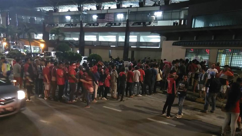 U22 Việt Nam 0-0 U22 Indonesia: Chia điểm đáng tiếc - 17
Các cổ động viên xếp hàng để vào sân theo dõi trận đấu giữa U22 Việt Nam và U22 Indonesia, , ảnh: Q.H
