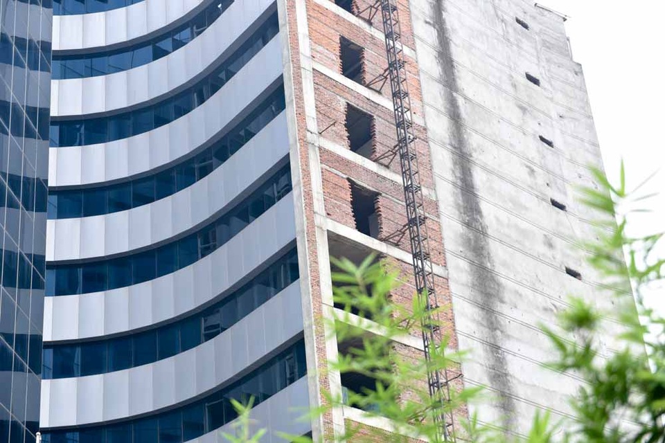 Bệnh viện 5 sao bỏ hoang trên "đất vàng" ở Hà Nội - 9
Một phần của toà nhà bệnh viện vẫn lưu giữ trạng thái xây dở.