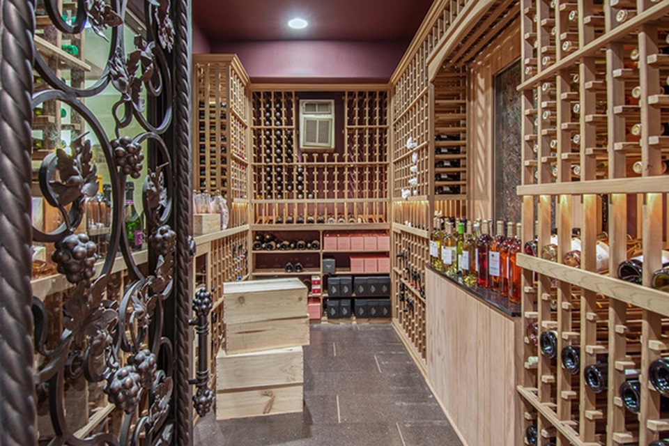 Choáng ngợp với biệt thự cổ nằm giữa vườn nho có giá tới 284 tỷ - 10 Không có gì đáng ngạc nhiên, biệt thự có một hầm để rượu đồ sộ.