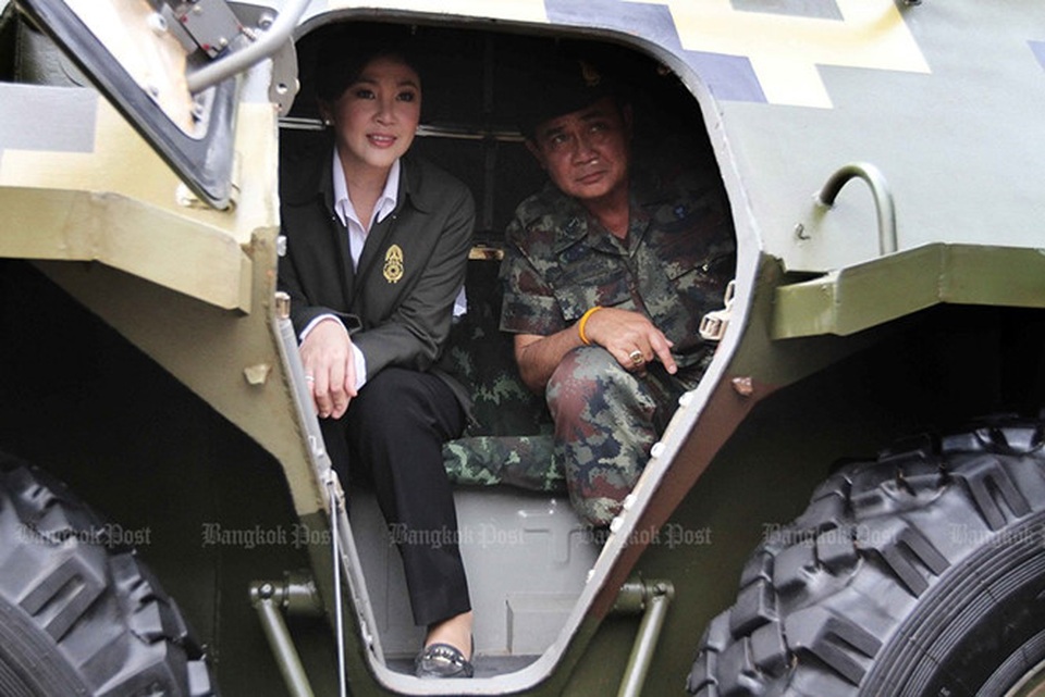 Yingluck Shinawatra: Người liên tục khiến chính trường Thái Lan "dậy sóng" - 10
Thủ tướng Yingluck và chỉ huy quân đội thời điểm đó – ông Prayut Chan-o-cha ngồi trong xe bọc thép quan sát cuộc diễn tập chung có tên “Kotchasee 2012” của quân đội Thái Lan và Singapore ở Watthana Nakhon (Sa Kaeo, Thái Lan) ngày 6/4/2012. Ảnh: Bangkok Post