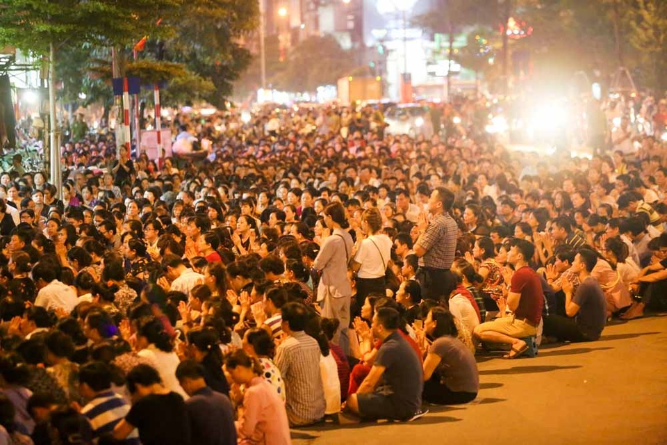 Hà Nội: Hàng nghìn người ngồi kín lòng đường dự lễ Vu Lan - 8
Cũng có quan niệm rằm tháng Bảy là ngày xá tội vong nhân, cúng chúng sinh, cúng thức ăn cho những vong hồn chưa được siêu thoát, không nơi nương tựa, không người thờ cúng.